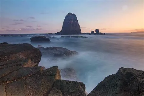 Cantik-cantik Bikin Bergidik, Ini 5 Pantai di Jawa Timur yang Terkenal ...