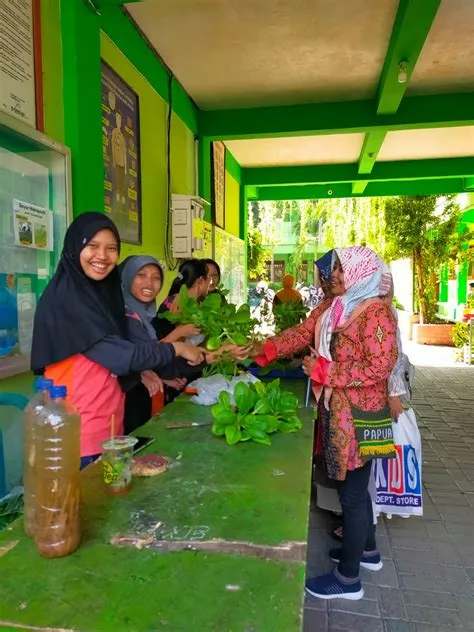 SMP NEGERI 7 BOJONEGORO: Panen dan Penjualan Sayuran Hidroponik dengan ...