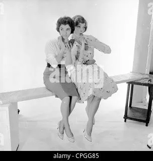 Historisches Bild from1960s. Zwei hübsche junge Damen sitzen auf einem ...