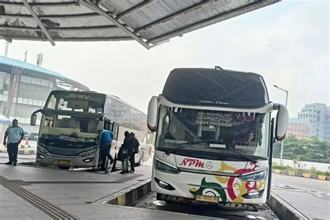 Terminal Pulo Gebang uji kelayakan bus secara berkala jelang mudik ...