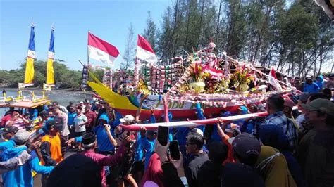 Pertama Kalinya Larung Sesaji Petik Laut Nelayan Desa Mojomulyo Puger ...