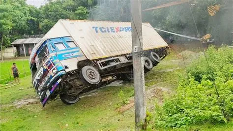 Tata Lpt 2518 6x2 TC EX BS-III - YouTube