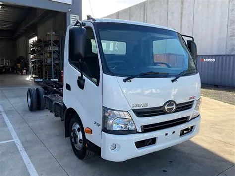 2015 HINO 300 CAB CHASSIS - Racecourse Motor Company
