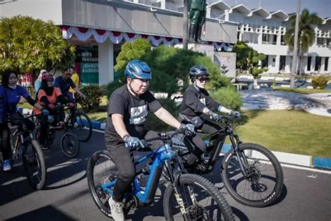 Hemat energi, Bupati Jember ajak ASN bersepeda ke kantor - ANTARA News ...