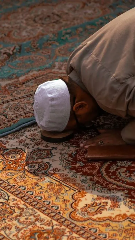 Niat Sholat Qodho Maghrib di Waktu Isya, Begini Tata Caranya