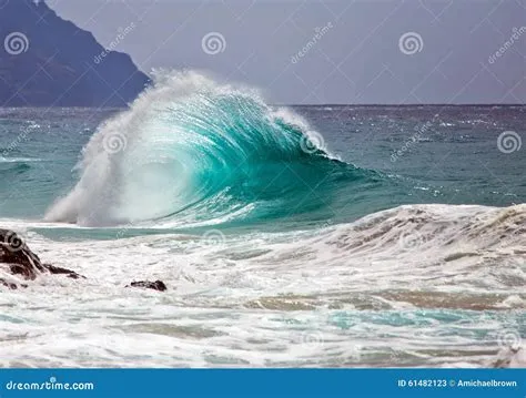 Ocean Wave / Surf / Breaking Wave Stock Image - Image of blue, crash ...