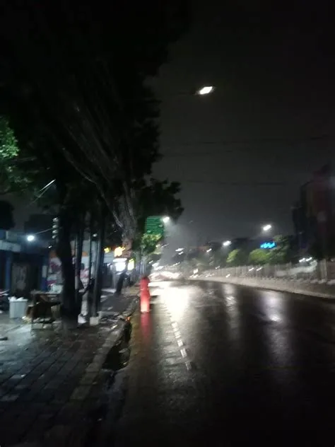 Sepinya malam jln mampang raya setelah hujan | Latar belakang ...