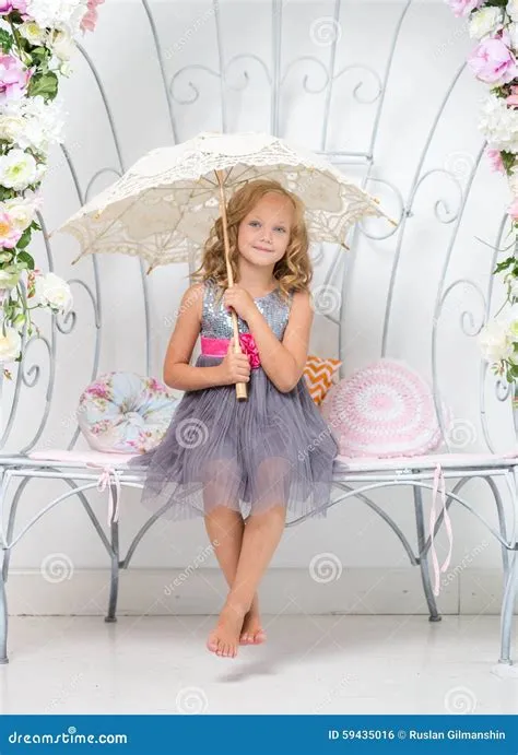 Petite Fille Adorable Dans Sa Chambre Photo stock - Image du vivre ...