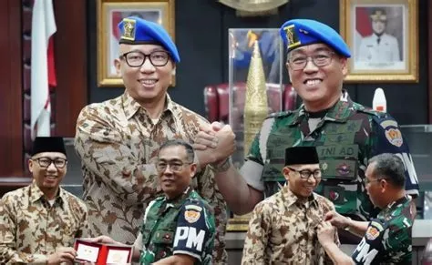 Dianugerahi Pin Emas, Gubernur Mirza Resmi Jadi Warga Kehormatan Korps ...
