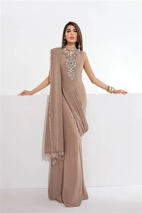 on Indian clothes 💕