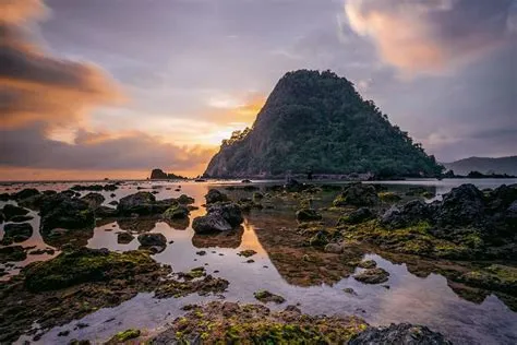 Tempat Wisata Pantai Pulau Merah, Banyuwangi - PAKET TOUR BANYUWANGI ...