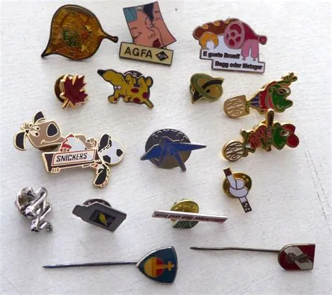 Ein Dutzend verschiedene Pins (Gebraucht) in Aesch BL für CHF 3 – mit ...