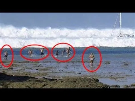 TOP 3 Tsunami Caught On Camera | Biggest Tsunami in the world - YouTube ...