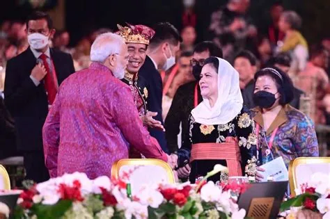 Ragam Budaya Indonesia Berpadu dari Tenun, Batik, Tarian, Makanan ...