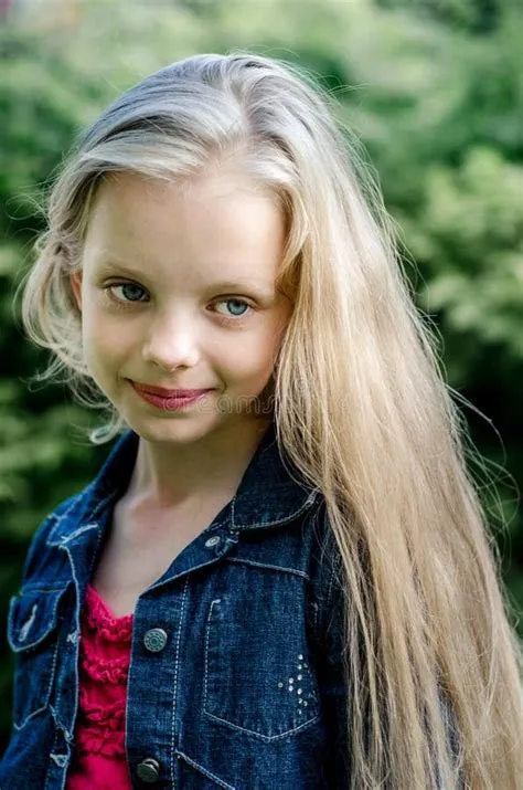Portrait D'une Belle Jeune Petite Fille Blonde Photo stock - Image of ...