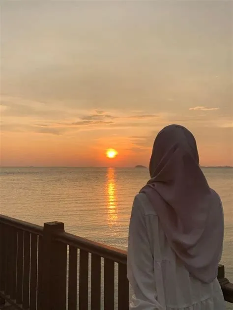 Cewek Berhijab Estetik Hari Senja Pinggir Pantai | Instagram profile ...