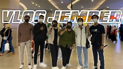 WEEKEND VLOG NONTON BIOSKOP DI ROXY SQUARE JEMBER - YouTube