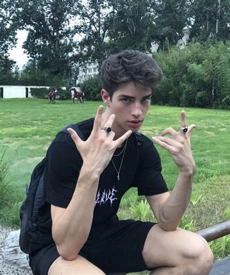 oleh Brooke di tall boys with brown hair | Fotografi pria, Model ...