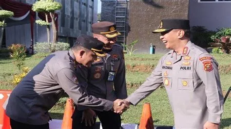 Kapolda Sumsel Kembali Memberikan Pin Emas dan Piagam Penghargaan ...