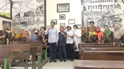 SDN Alun-Alun Contong, Saksi Sejarah Ayahanda Bung Karno Mengajar di ...