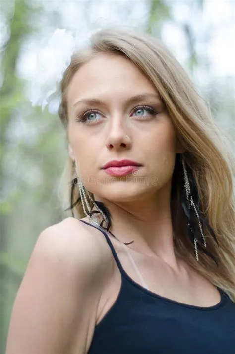 Natürlich Schöne Junge Blonde Frau in Der Natur Stockfoto - Bild von ...