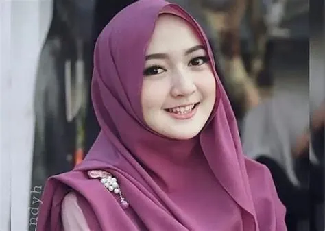 35 Foto Wanita Cantik Berhijab Tampil Islami Dan Modern Onpos - Riset