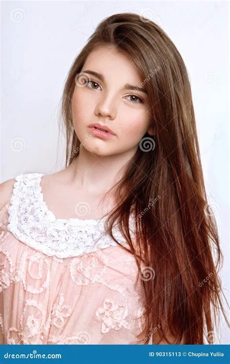 Une Belle Fille âgée De 13 Ans Image stock - Image du confiance ...