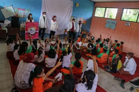 SOSIALISASI DAN EDUKASI KESEHATAN DI LINGKUNGAN SEKOLAH | ANTARA Foto