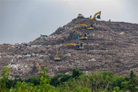 The "garbage mountains" on the outskirts of Jakarta attract researchers ...