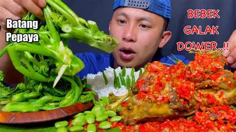 KHAS JEMBER, BEBEK GALAK DOWER, TUMIS BATANG PEPAYA, LALAPAN - YouTube