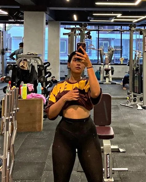 Gym mirror selfie in 2022 | Gym selfie, Selfie, Gym mirrors