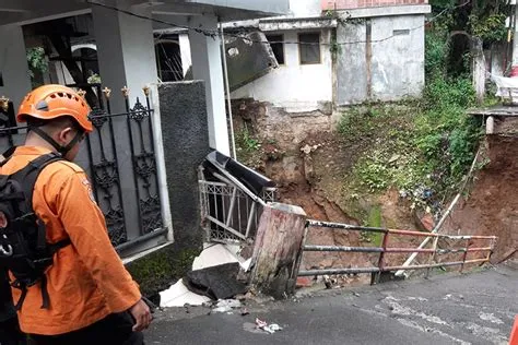 Bogor Hujan Deras, Jembatan Gang Warung Pala Ambruk