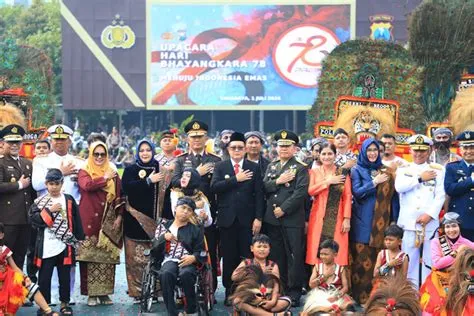Pj Gubernur Jatim Terima Piagam dan Pin Emas dari Kapolri di Hari ...