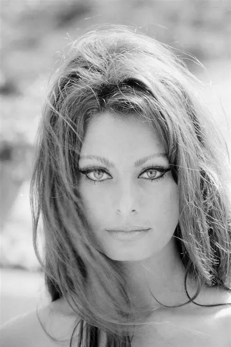 Sophia Loren's Iconic Style In Photos | Beauty, Sophia loren photo ...