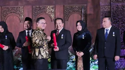 Bupati Jember Hendy Siswanto Raih Penghargaan Manggala Karya Kencana ...