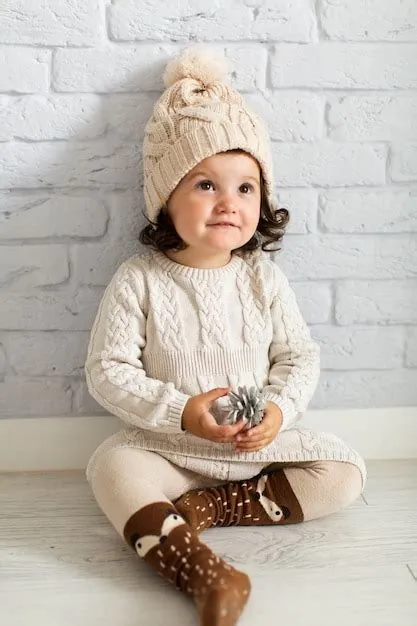 Jolie Petite Fille Tenant Une Pomme De Pin | Photo Gratuite