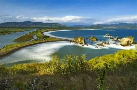 10 Pantai di Jember, Cakepnya Nggak Kalah Sama Bali Lho