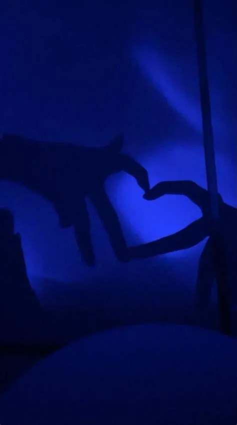 Serce z rąk Dark Blue Wallpaper, Heart Wallpaper, Blue Wallpapers ...