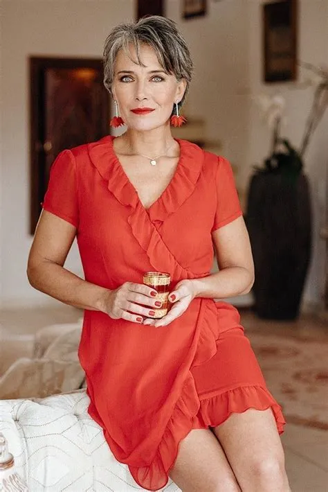 Untitled: Photo | Sexy older women, Beautiful women over 50, Stylish ...