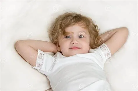 Petite Fille Adorable Se Reposant Dans Le Bâti Image stock - Image du ...