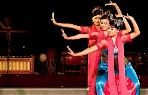 Tari Jaipong adalah salah satu tarian tradisional yang cukup populer di ...