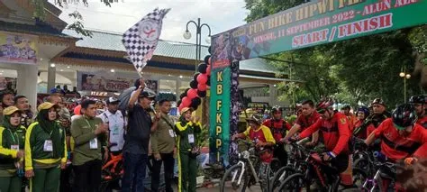 Seribuan Peserta Ikuti Fun Bike HIPWI FKPPI Langkat di Alun Alun Stabat ...