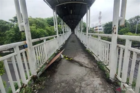Jembatan penyeberangan yang berlubang di Kyai Tapa sudah diperbaiki ...