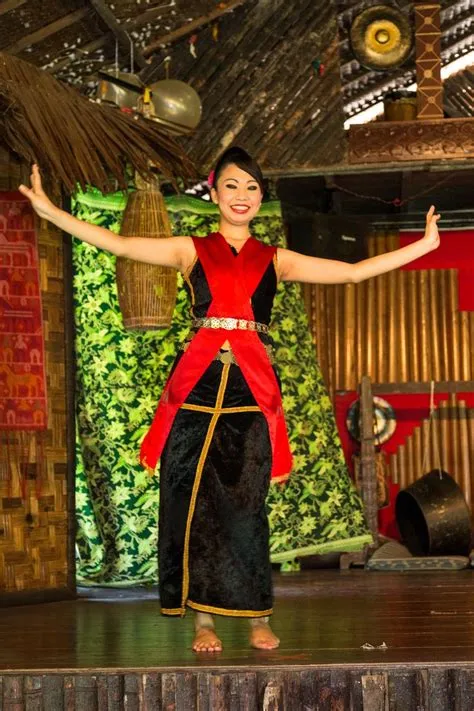 Tarian Sumazau, Suku Kaum Kadazandusun, Sabah, Malaysia | Malaysia