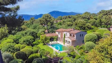 Maison à vendre 7 Pièces 234 m2 Roquefort-les-Pins - 1 670 000