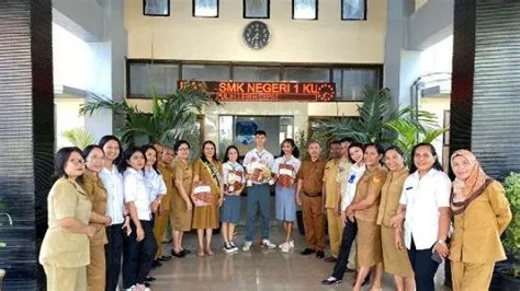 Siswa SMKN 1 Kupang yang Raih NIlai TOEIC Tertinggi Dapat Piala dari ...