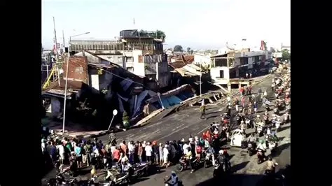 Jalan Propinsi di Jember Amblas - YouTube