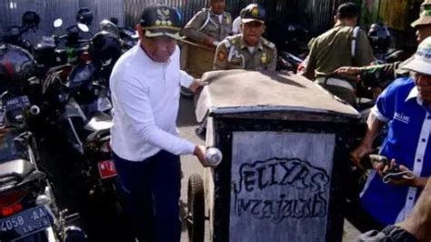 Kerahkan 150 Personel Untuk Bersih-bersih Alun-alun Merdeka - Surya.co.id