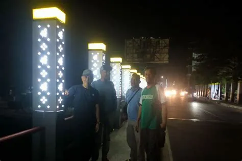 Jembatan Palu 1 Megah Dengan Barisan Pilar Boks Lampu Bermotif Daun ...