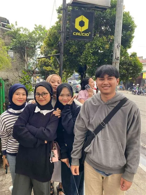 Sarapan Orang Bandung, di Bawah Pohon Rindang (DPR) Halaman 1 ...